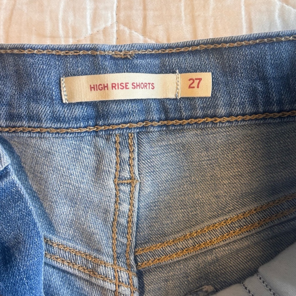 Levi's High Rise Shorts - Picture 3 of 3